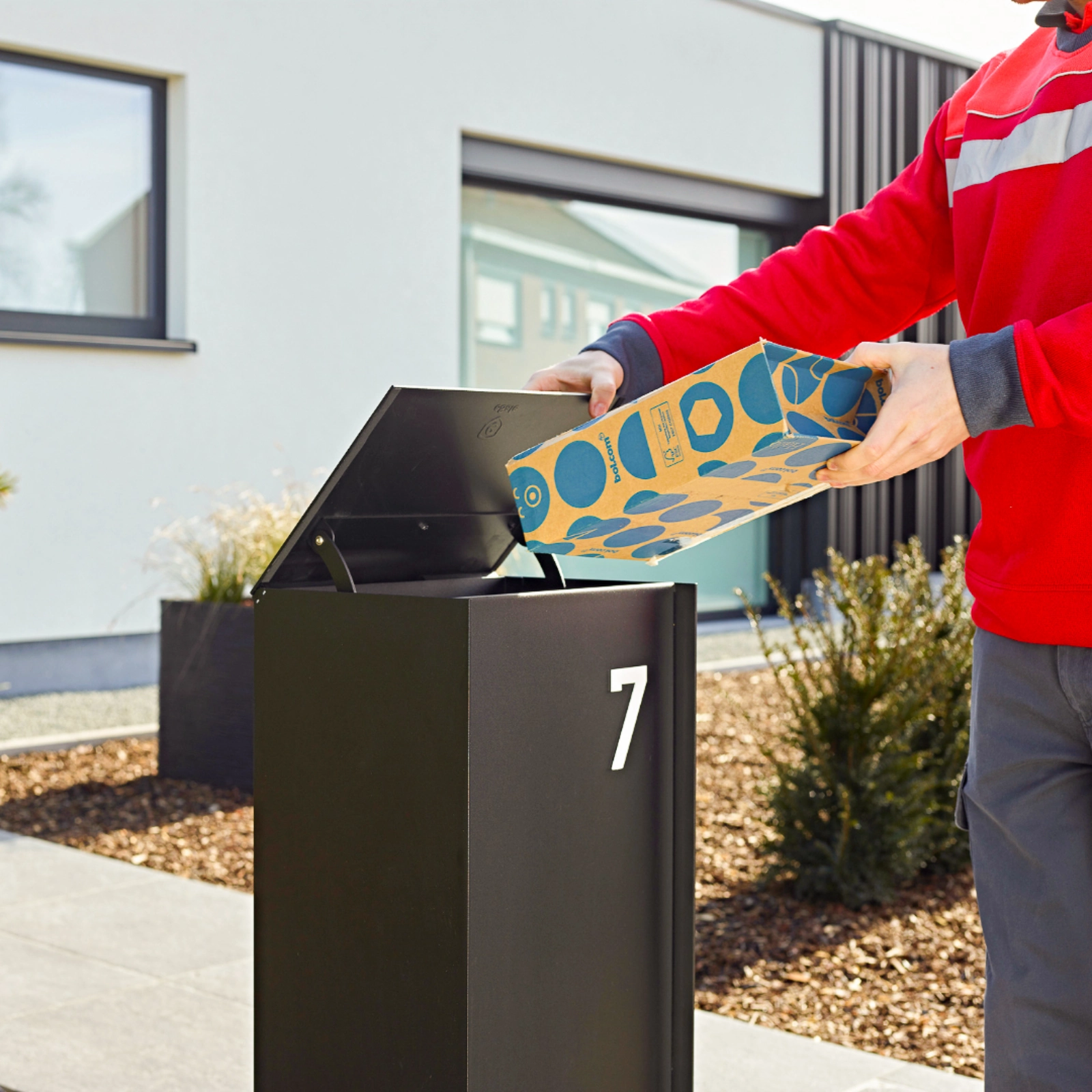 Fallklappen-System eines ONZO Paketkastens im Querschnitt