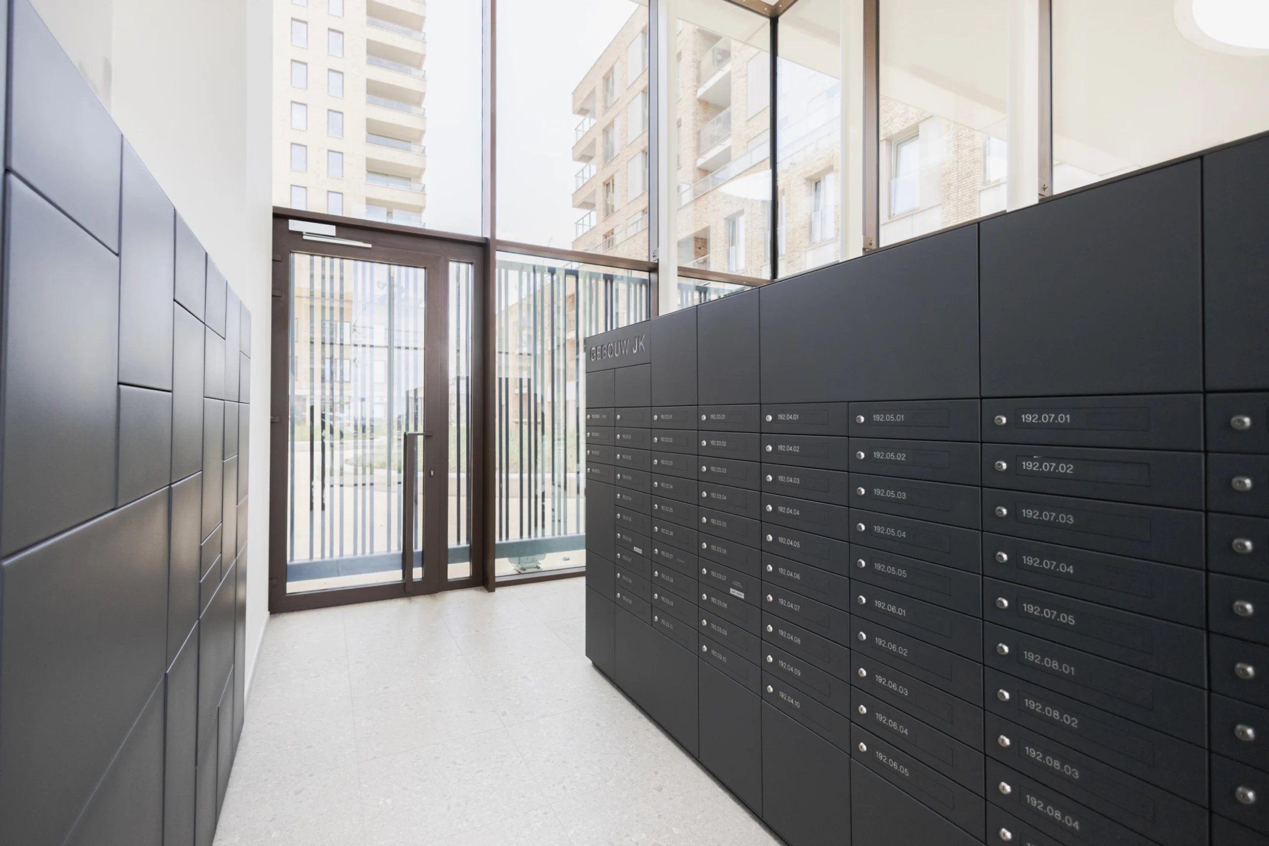 ONZO Wall Mechanical – modulare Paketkastenanlage aus Aluminium
