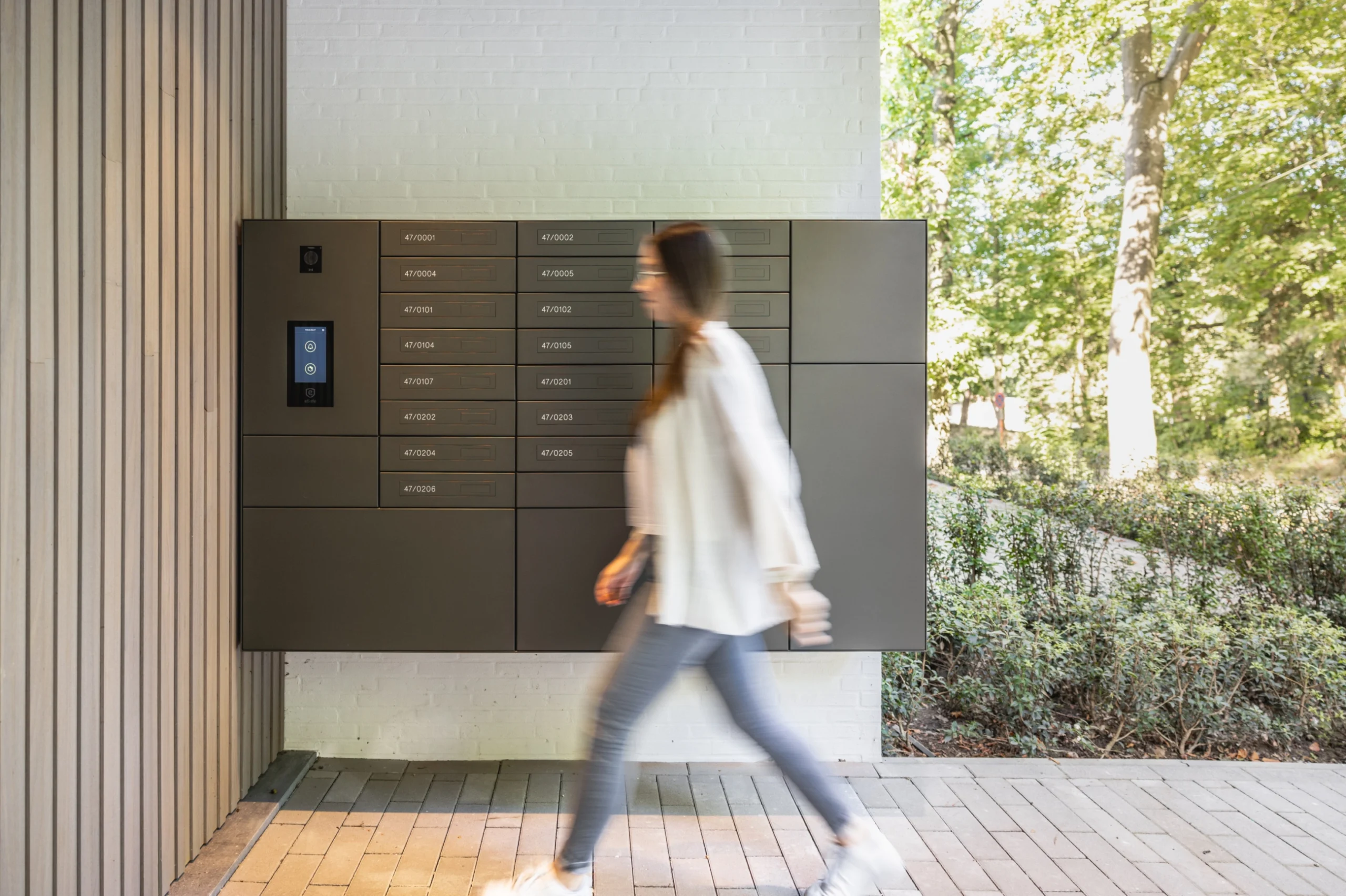 ONZO Wall Digital Paketkasten in Grün in einer Außenanlage